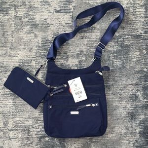 💛Brand new navy baggallini crossbody handbag💛